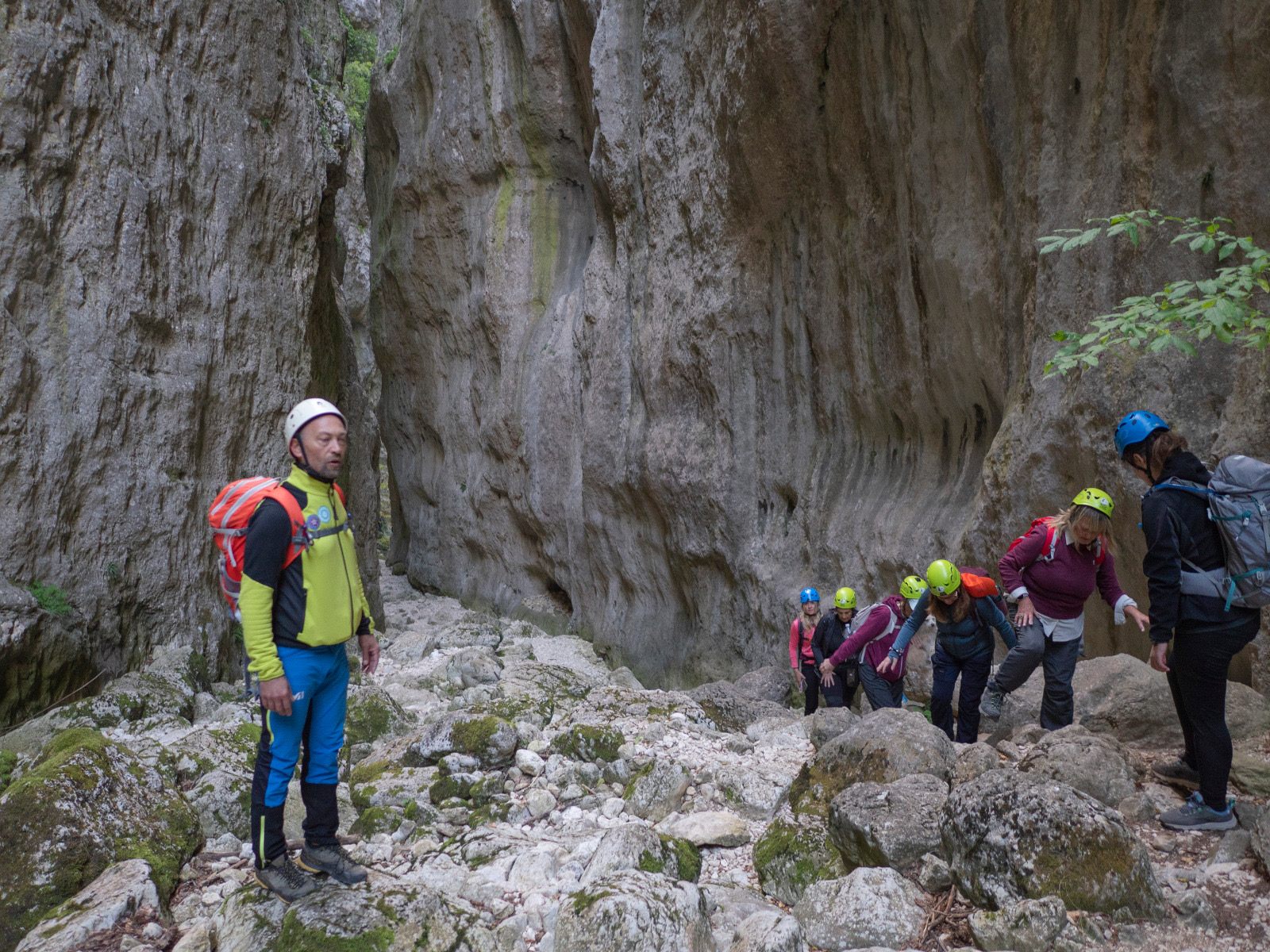 Gruppo di escursionisti tra le pareti di una gola rocciosa